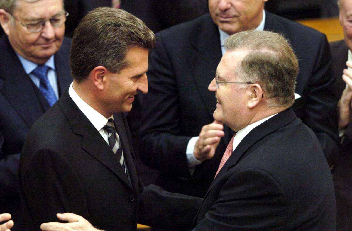 Erwin Teufel (rechts), Ministerpräsident von 1991 bis 2005, gratuliert seinem Nachfolger Günther Oettinger nach dessen Wahl zum neuen Ministerpräsidenten. Oettinger war von 2005 bis 2010 Ministerpräsident in Baden-Württemberg.
