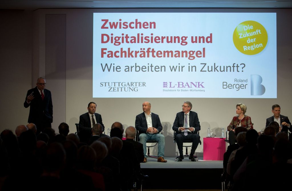 Das Thema des Abends: Zwischen Digitalisierung und Fachkräftemangel. L-Bank-Chef Axel Nawrath begrüßt die Gäste.