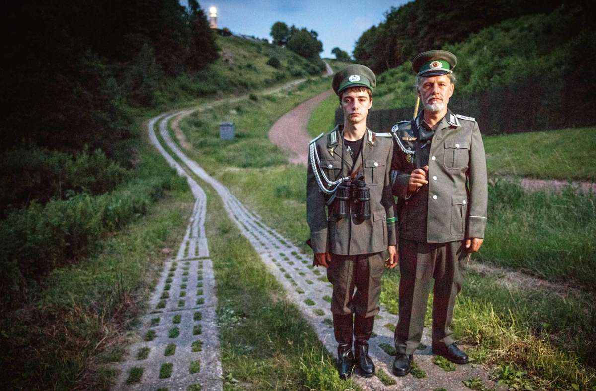 Mario Goldstein mit Sohn Monty beim Grenzmuseum Schifflersgrund bei Kassel – mit ausgeliehenen Grenzeruniformen.