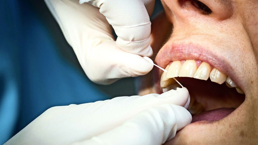 Das Beste aus dem StZ-Plus-Archiv: Angeblich soll die Professionelle Zahnreinigung dazu beitragen, Zähne und Zahnfleisch länger gesund zu halten. Doch selbst Zahnärzte streiten über den Nutzen der teuren Selbstzahlerleistung, die Patienten oft regelrecht aufgedrängt wird.