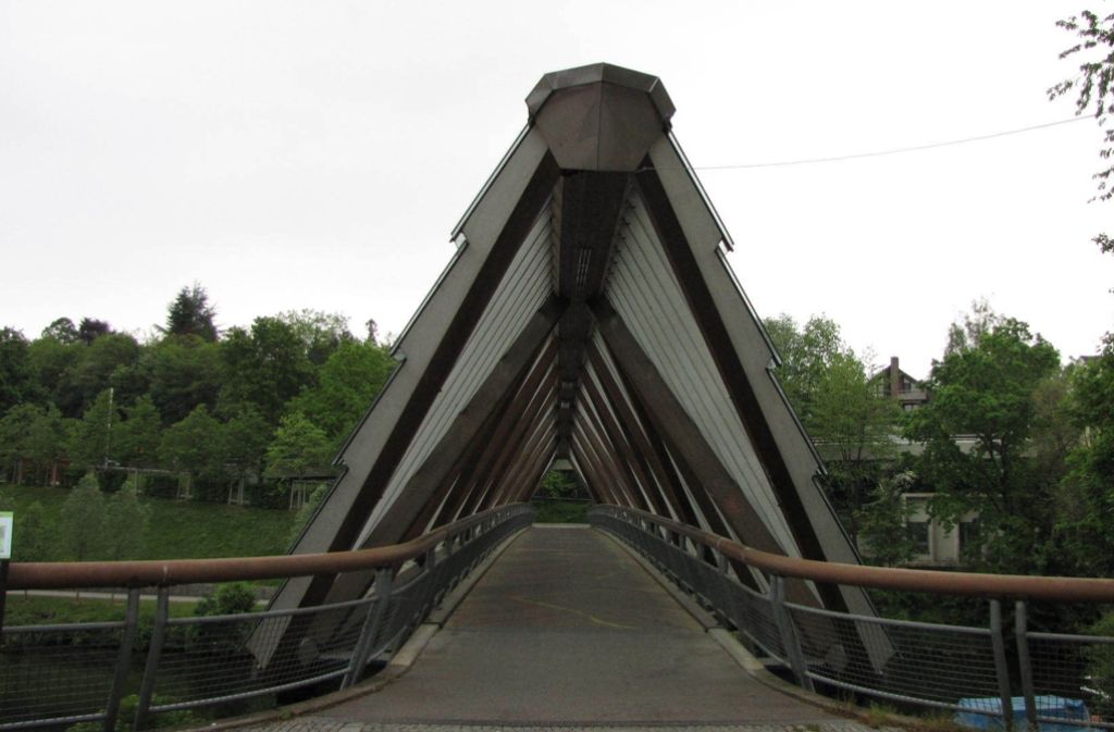 Mehrere Brücken verbinden die Ufer und damit auch die beiden Ortsteile Neckargröningen und Neckarrems. Die „Brücke über den Neckar und die Rems“ wurde 1992 mit dem deutschen Holzpreis ausgezeichnet.