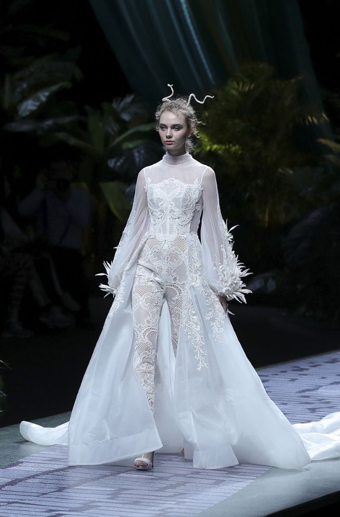 Es muss ja nicht immer ein Kleid sein: Designer Yu Aiping zeigt eine ausgefallene Alternative zum klassischen Hochzeitskleid.