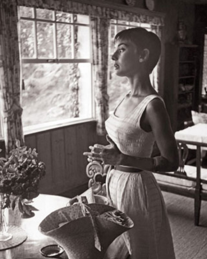 Zusammen mit Ferrer sieht sich die Schauspielerin nach einem eigenen Zuhause um und findet es in der Schweiz. Die Aufnahme zeigt Audrey Hepburn 1957 in der Küche der Villa Bethania in Bürgenstock.