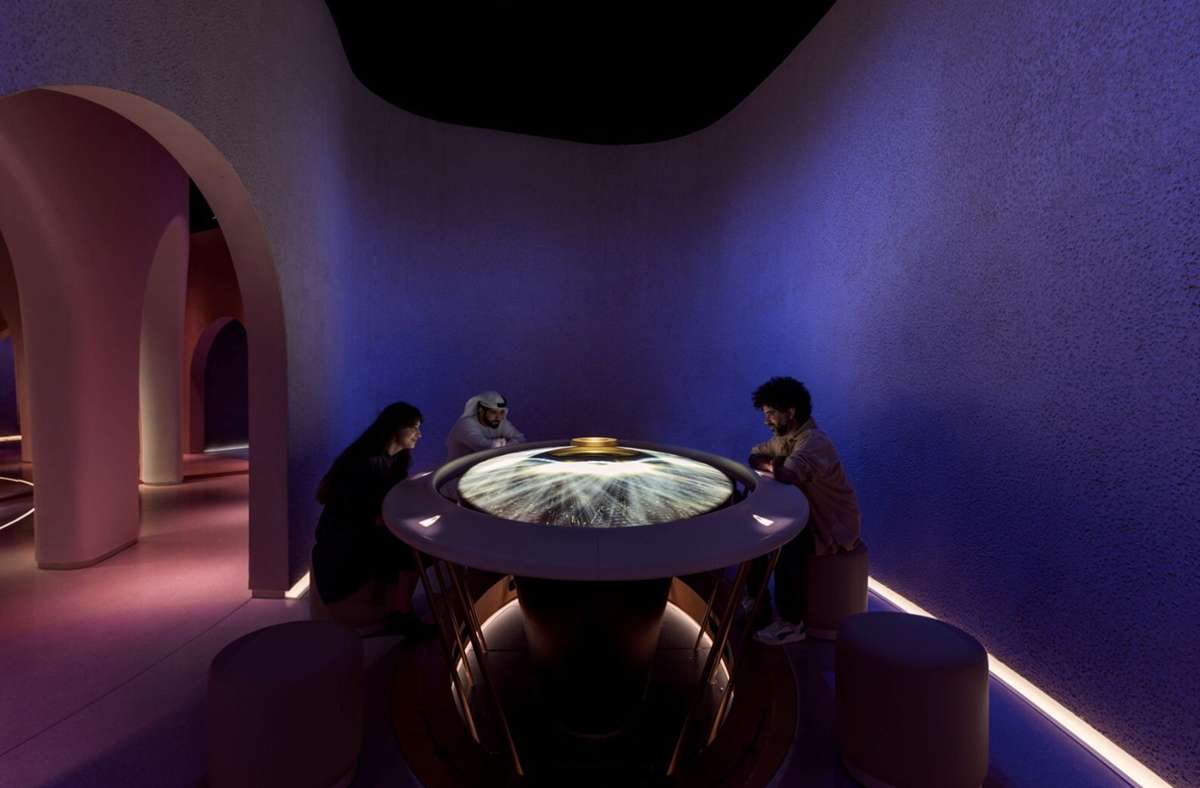 Die „Connection Therapy“ veranschaulicht, dass nur gemeinsam ein Energiefluss entsteht, mit dem etwas bewegt werden kann. Die Besucher realisieren diesen an einem ovalen, medial bespielten Tisch, in dessen Mitte ein Ring schwebt.