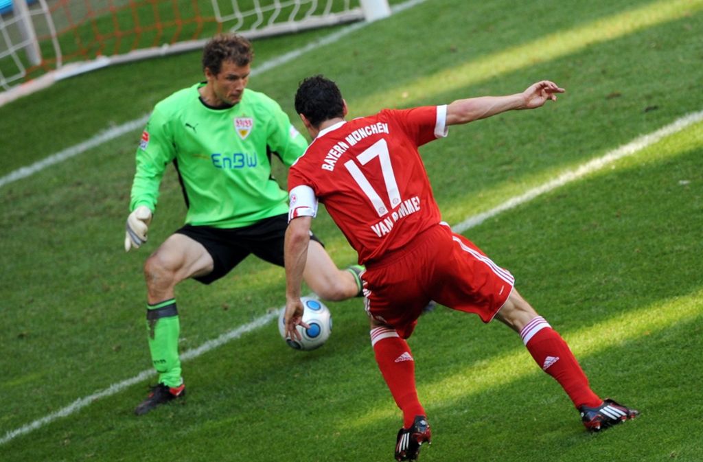 Saison 2008/09: Bayern-Kapitän Mark van Bommel tunnelt VfB-Keeper Jens Lehmann (60.), nach dem vorangegangenen Eigentor von Khalid Boulahrouz liegen die Gäste mit 0:2 hinten – und kämpfen sich noch einmal heran. Letztlich aber gelingt nach dem Anschlusstreffer von Mario Gomez (64.), der seine letzte Saison beim VfB vor dem Wechsel nach München spielt, der Ausgleich nicht mehr.