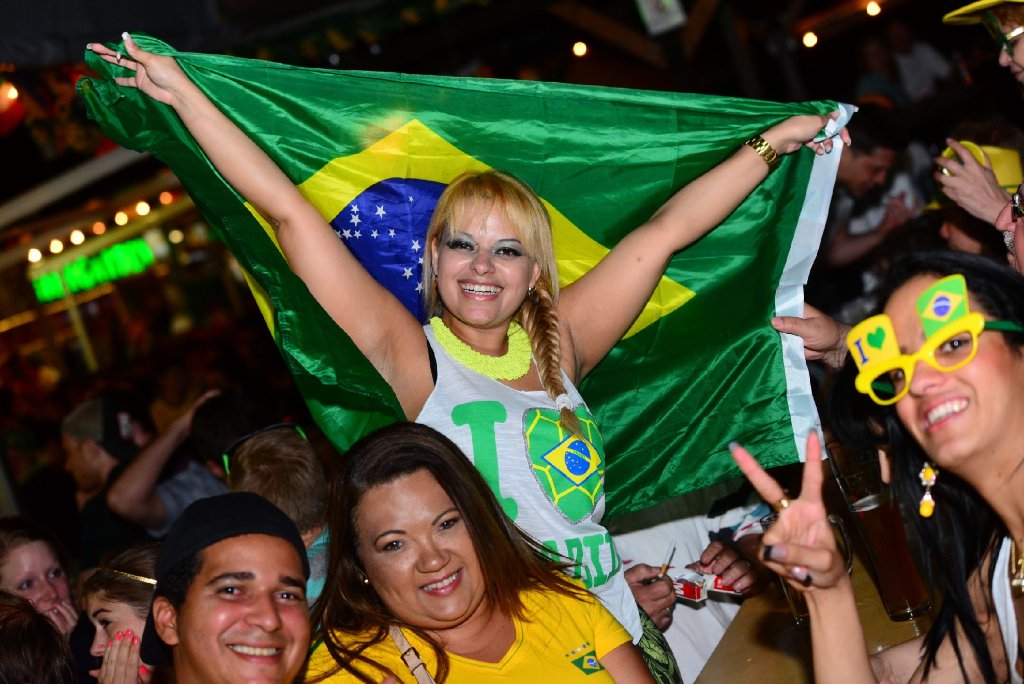 Die Fußball-WM hat begonnen und Brasilien besiegt Kroatien mit 3:1: Die brasilianischen Fans beim Public Viewing im Stuttgarter Schlossgarten hatten gleich doppelt Grund zu feiern.