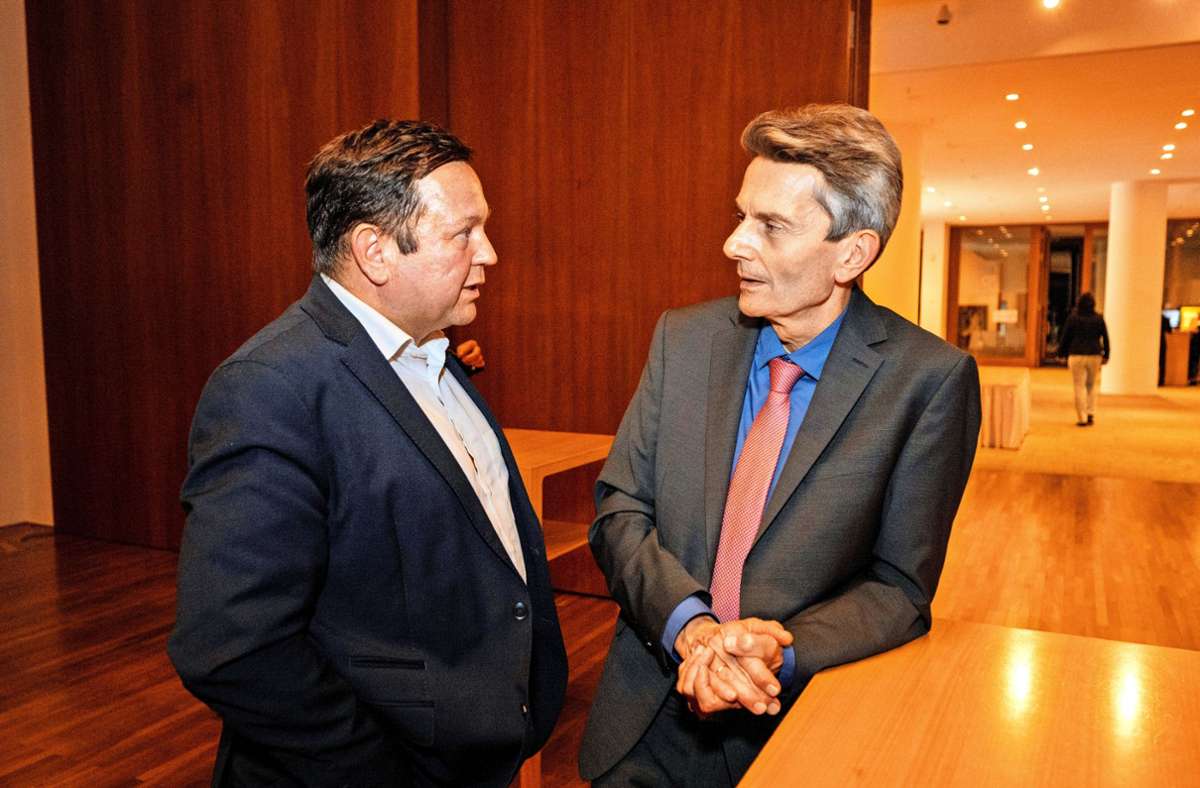 SPD-Fraktionschef Rolf Mützenich (rechts) und der baden-württembergische SPD-Abgeordnete Martin Gerster unterhalten sich.