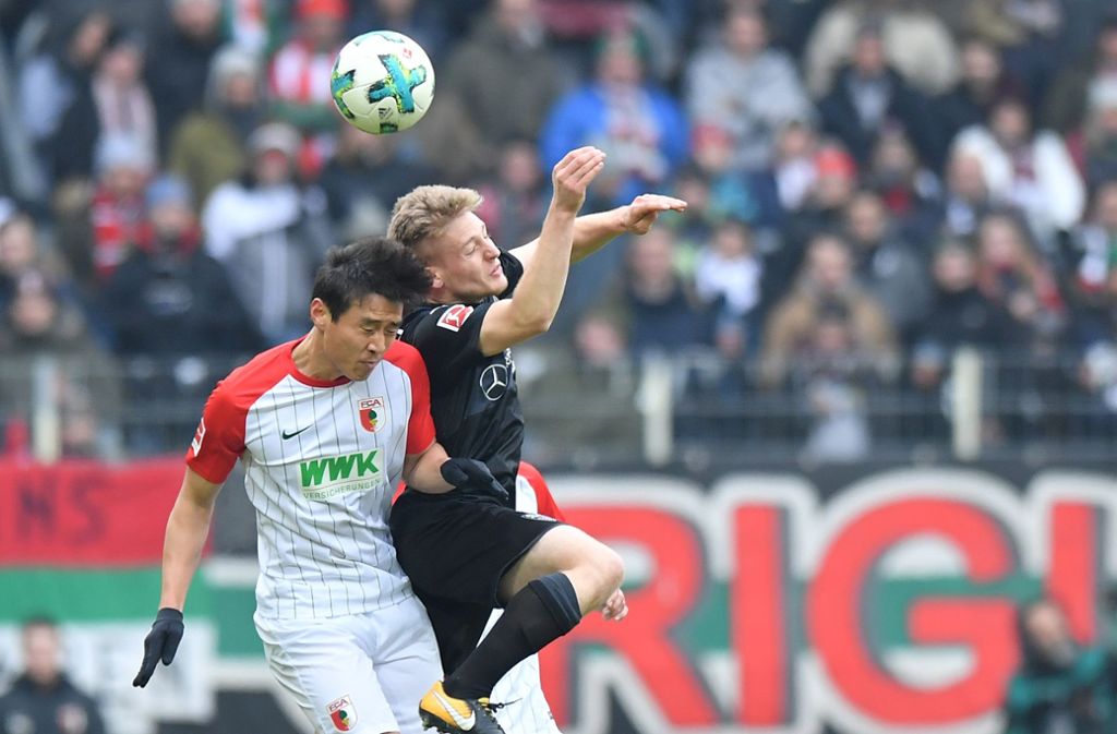 Ja-Cheol Koo von Augsburg (links) und der VfB-Spieler Santiago Ascacibar im Kopfballduell um den Ball
