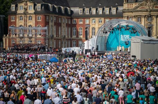 Mehr als 30 000 nehmen am Abschiedsgottesdienst auf dem Schlossplatz in Münster teil Foto: dpa