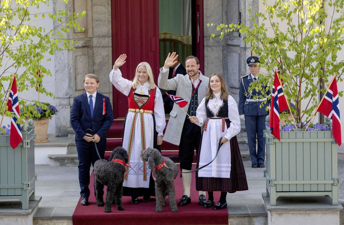 Beinahe schon eine Dynastie von Labradoodles hat das norwegische Königshaus zu bieten: Kronprinz Haakon und seine Frau Mette-Marit sind die Herrchen von Milly Kakao und ihrer Tochter Muffins.