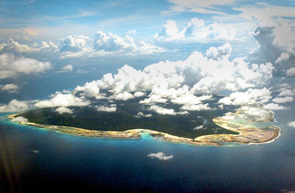 Wolken hängen über der zu Indien gehörenden North Sentinel Insel in der Andamen-See. Hier hat sich der dramatische Vorfall ereignet.