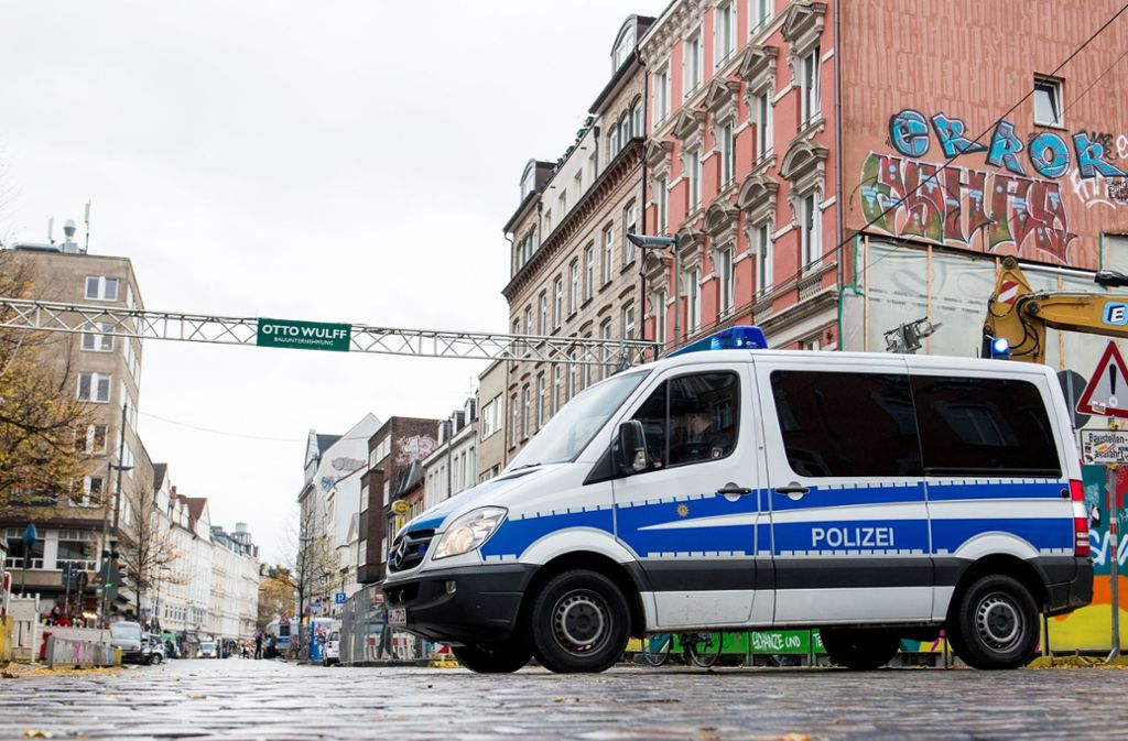 Die Polizei sperrt den Bereich um den Fundort der Fliegerbombe im Hamburger Schanzenviertel ab.