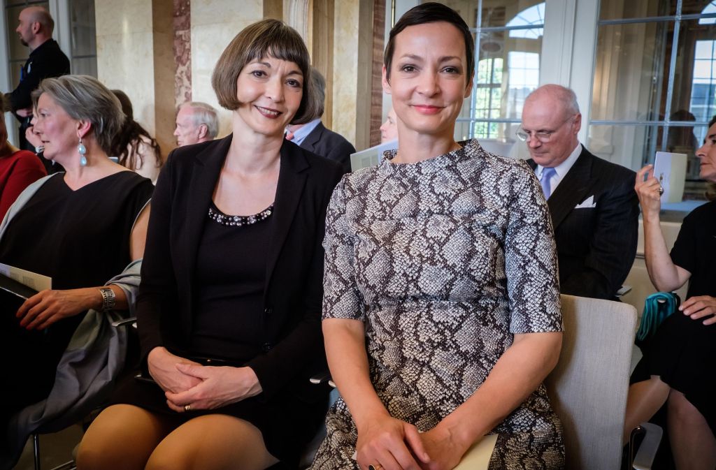 Die Schauspielerin und frühere MTV-Moderatorin Kimsy von Reischach mit ihrer Schwester beim Adelsempfang des Ministerpräsidenten.