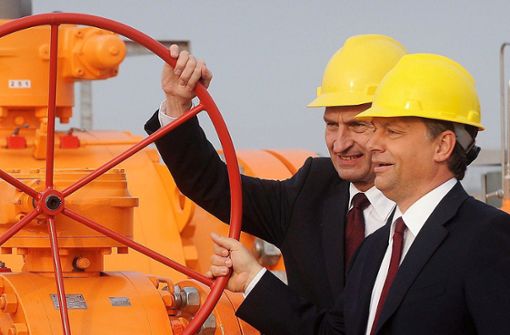 Gemeinsam große Räder drehen: Günther Oettinger, damals noch  EU-Energiekommissar, und  Viktor Orban (rechts) im Oktober 2010 bei der Inbetriebnahme einer Gaspipeline in Ungarn. Foto: dpa/Szilard Koszticsak