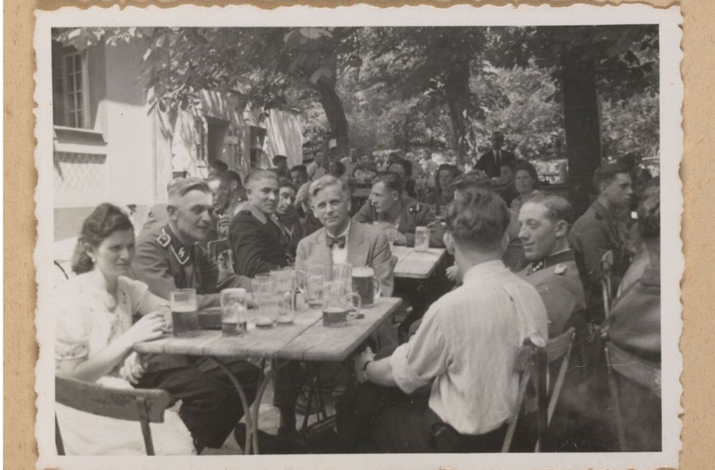 Entspanntes Beisammensein im Biergarten am Potsdamer Drachenhaus bei der Belohnungsfahrt für das Sobibor-Personal. Niemann rechts in Uniform.Foto: United States Holocaust Memorial Museum