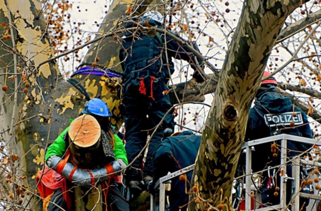 Februar 2012 Mehr als 2000 Beamte riegeln den Schlossgarten ab. Das Protestcamp wird geräumt. Stunden später fallen die ersten Bäume. Anders als im Herbst 2010 eskaliert die Situation nicht.