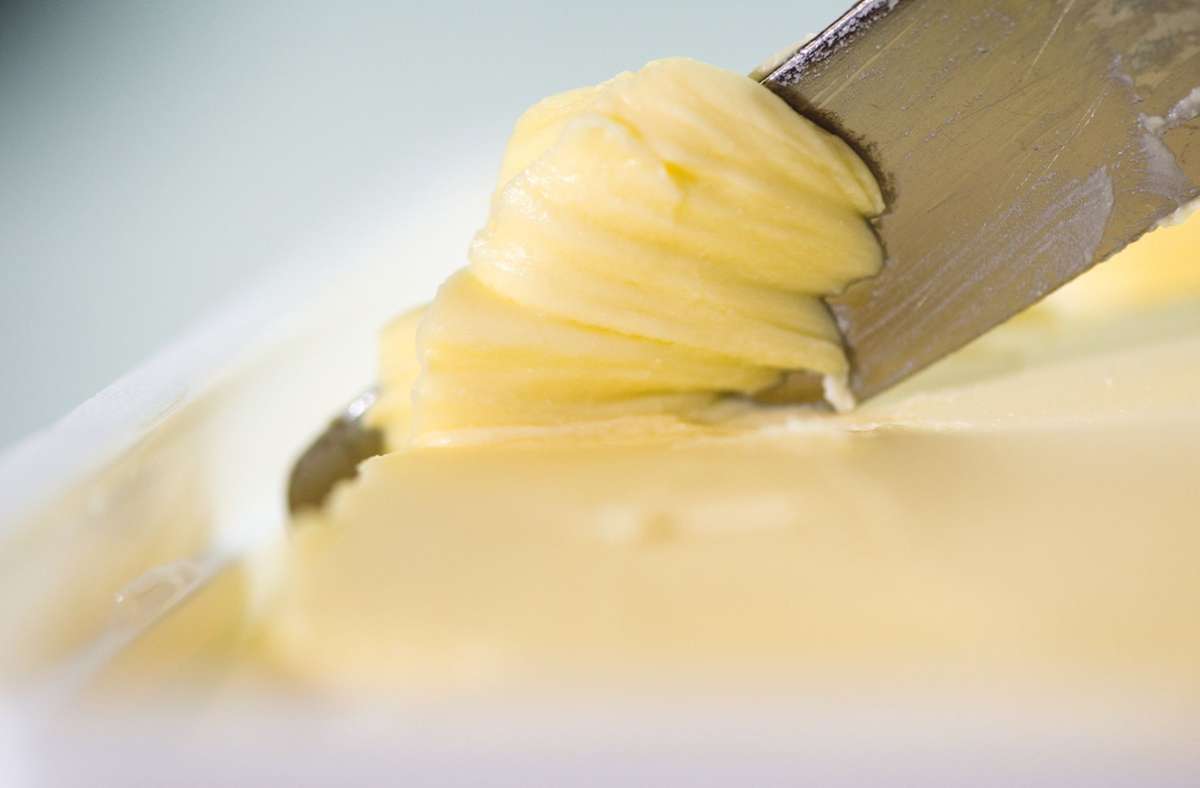 Margarine schneidet besser als Butter ab: Für ein Kilo halbfette Margarine werden 1,7 Kilo CO2-Äquivalente angegeben, für ein Kilo vollfette Margarine 2,8 Kilo.