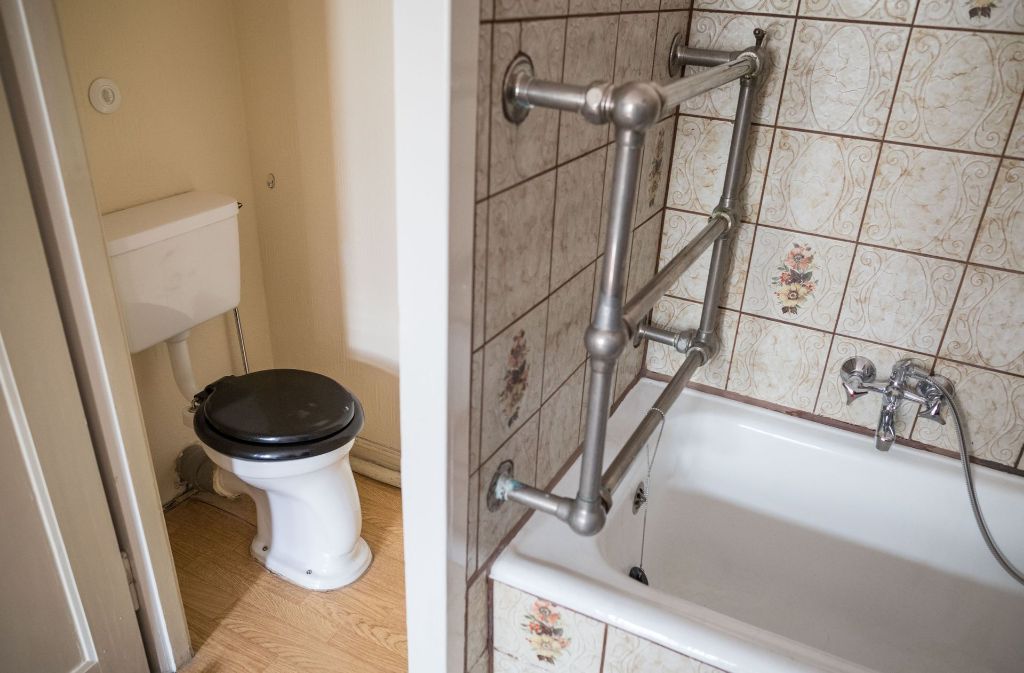 Der Original-Toilettendeckel ist im Hotel Villa Grunewald im Bad des Zimmer 10 zu bewundern. Als Elvis Presley von Oktober 1958 bis Februar 1959 hier wohnte, hat er den Klodeckel angeblich aus den USA einfliegen lassen.