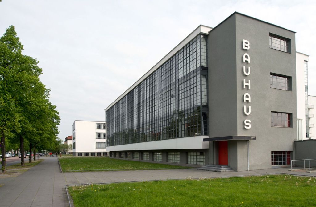 „Bunt ist meine Lieblingsfarbe“ hat der Bauhaus-Gründer Walter Gropius gesagt. Dass in der Gestaltungsschule in Dessau auch farblich experimentiert wurde, sieht man auch schon außen ...