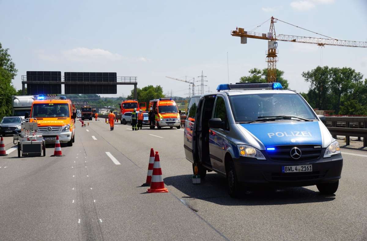 Der Unfall ereignete sich laut Polizei gegen 12.15 Uhr auf Höhe der Anschlussstelle Wendlingen am Neckar.