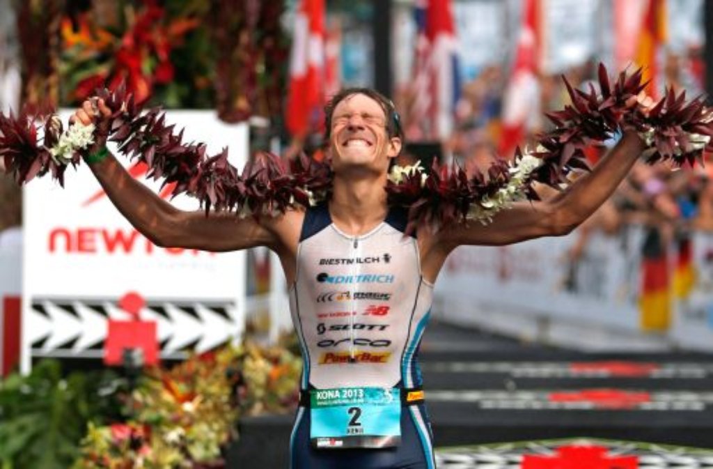 Sebastian Kienle aus Deutschland freut sich über seinen dritten Platz beim Ironman 2013 in Kailua-Kona auf Hawaii. Foto: dpa
