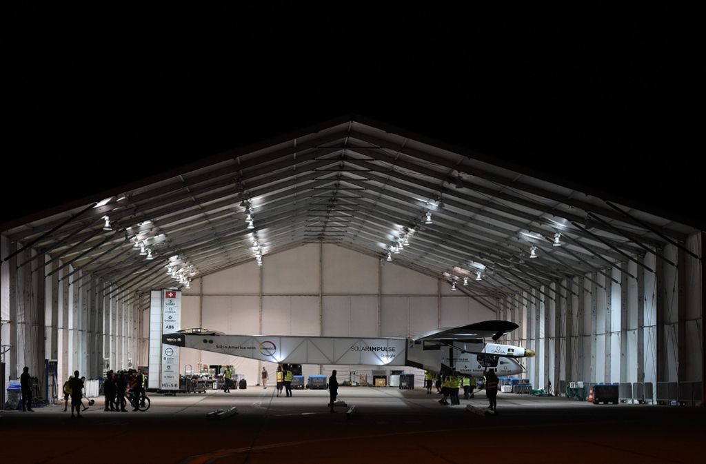 Angetrieben wird das 2,3 Tonnen schwere Flugzeug von 17.000 Solarzellen auf den Tragflügeln.