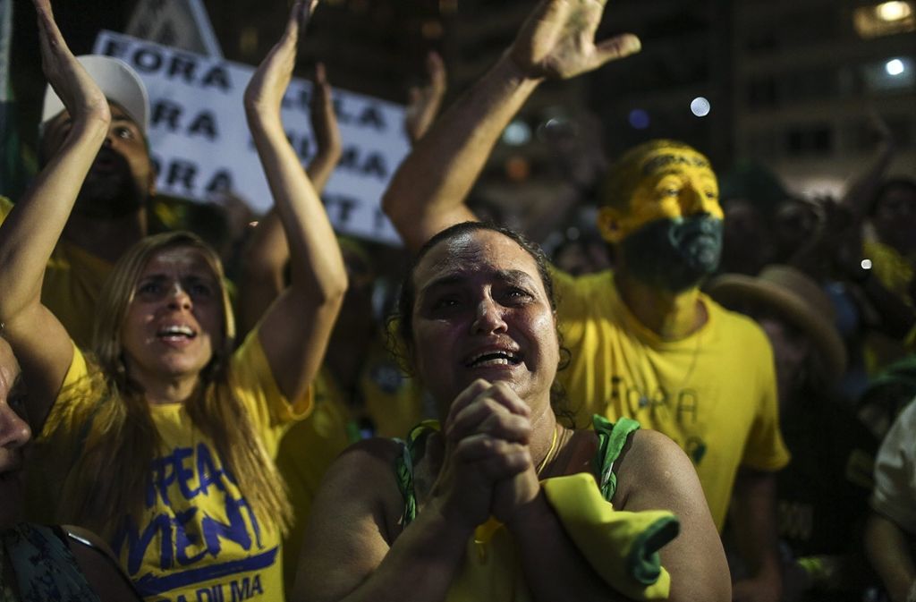 Bis Oktober könnte der Senat Rousseff mit Zwei-Drittel-Mehrheit endgültig des Amtes entheben. Die meisten Menschen in Brasilien hoffen darauf. Denn die Wirtschaft brach 2015 um 3,8 Prozent ein, die Arbeitslosenzahl ist auf 9,6 Millionen gestiegen. Der Regierung gelang es zuletzt kaum noch, Reformen durchzusetzen.