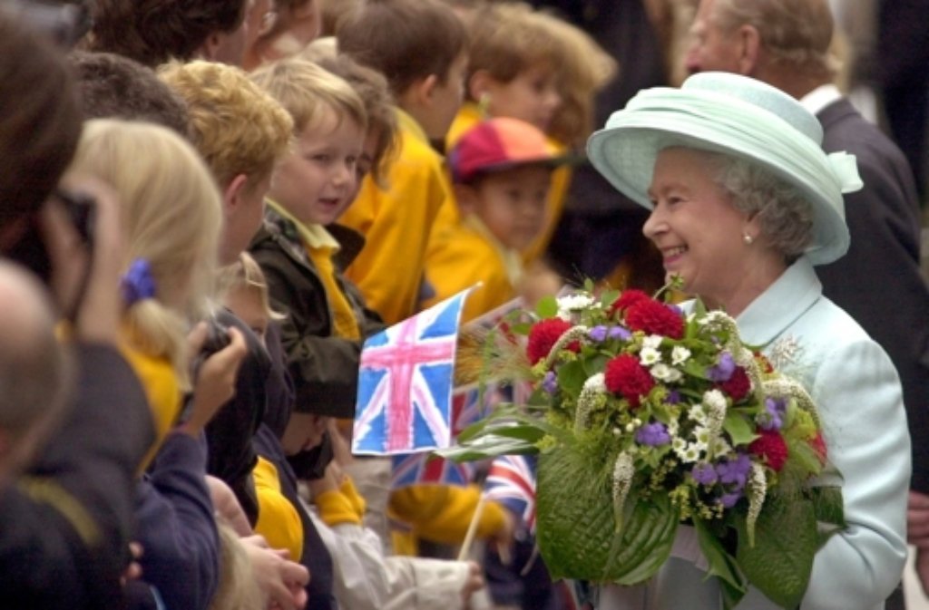 Juli 2000: Die Queen kommt zu einem offiziellen Besuch nach Berlin und eröffnet das neue Gebäude der Britischen Botschaft.