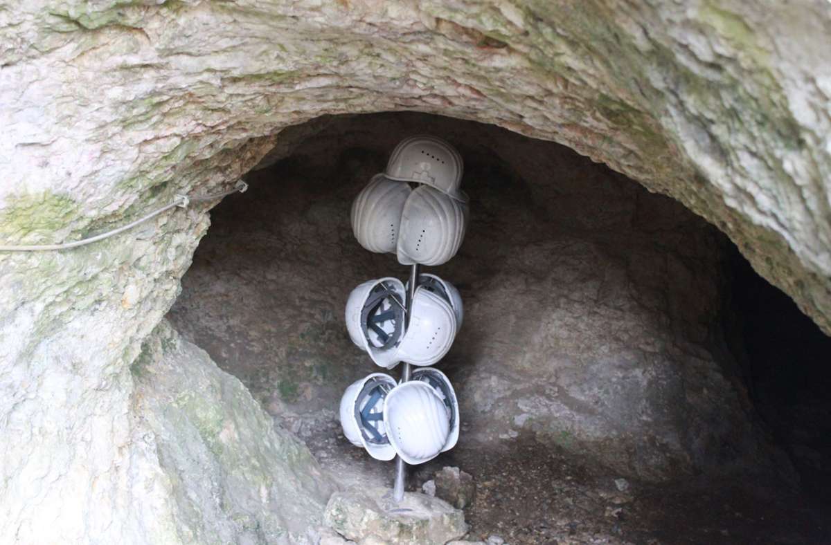 Im Inneren der Höhle besteht Helmpflicht. Zehn Schutzhelme stehen am Eingang zur Verfügung.