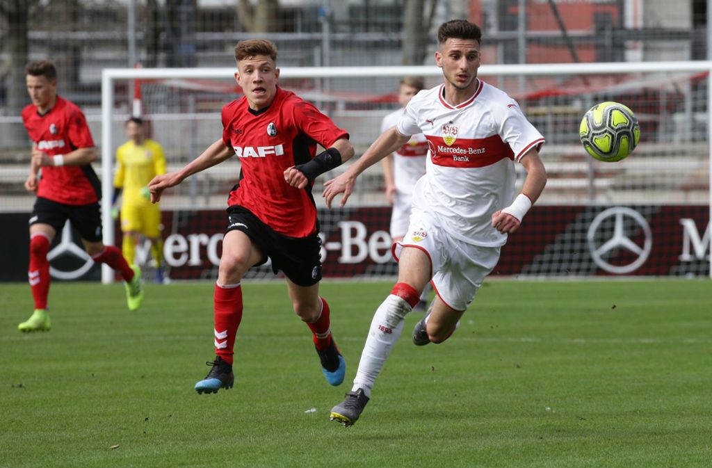 Brückenspieler – Wer weiß, vielleicht wird VfB-Talent Leon Dajaku mal ein „Schlüssel-“ oder „Wandspieler“ für den VfB Stuttgart. Im Moment ist der 18-Jährige noch ein Brückenspieler. Das heißt: „Brückenspieler sind Jungs aus der A-Jugend, die bei der U 23 mittrainieren oder spielen dürfen und manchmal bei den Profis mittrainieren.“