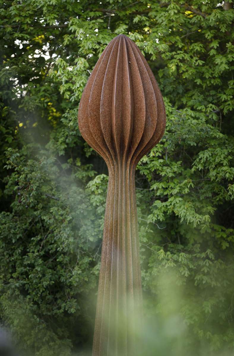 „Asparago“ hat Herbert Mehler diese vegetative Form mit Knospe aus Cortenstahl benannt.