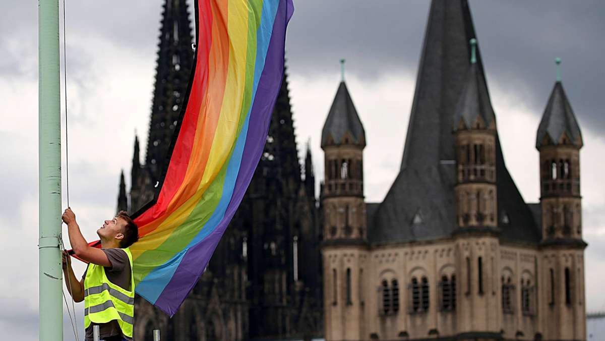  Der Vatikan veröffentlich ein Schreiben, in dem die Segnung für homosexuelle Paare verboten wird. Damit bremst Rom den Synodalen Weg in Deutschland aus, kommentiert unser Autor Paul Kreiner. 