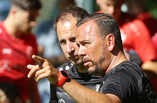 Enger Austausch beim VfB Stuttgart II: Cheftrainer Paco Vaz, Assistent Tobias Rathgeb. Foto: Baumann