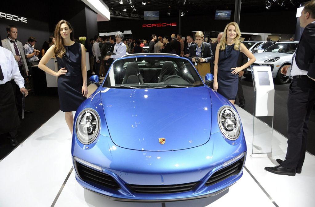 2015 stellt Porsche einen Porsche 911 Targa auf der Auto-Show in Los Angeles vor.