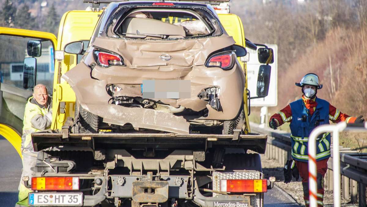  Am Mittwochmittag kommt es auf der Autobahn A8 bei Leonberg-Ost zu einem Verkehrsunfall. Zwei Personen werden dabei schwer verletzt, eine leicht. 