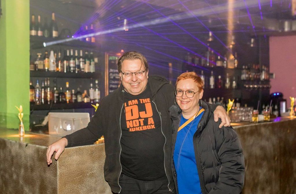 DJ Jens Herzberg (hier mit seiner Frau, der Künstlerin Birgit Herzberg-Jochum) will jetzt daheim den Grill anwerfen.