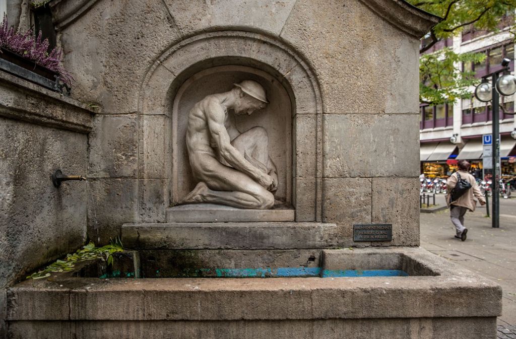 Der 1910 eingeweihte Merkurbrunnen am Eberhardsbau zeigt Merkur, den Gott der Kaufleute, der nach einem erfrischenden Bad seine Flügelschuhe anzieht.