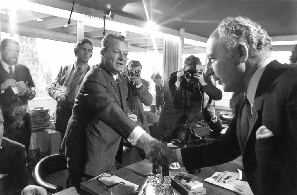 Willy Brandt (l.) gibt dem FDP-Vorsitzenden Walter Scheel vor Beginn der Koalitionsgespräche in Bonn am 1. Oktober 1969 zur Begrüßung die Hand. Die Bundestagswahl 1969 besiegelte das Ende der Großen Koalition, die seit 1966 von Kurt Georg Kiesinger geleitet wurde. Willy Brandt wurde vierter Bundeskanzler, Walter Scheel Außenminister.