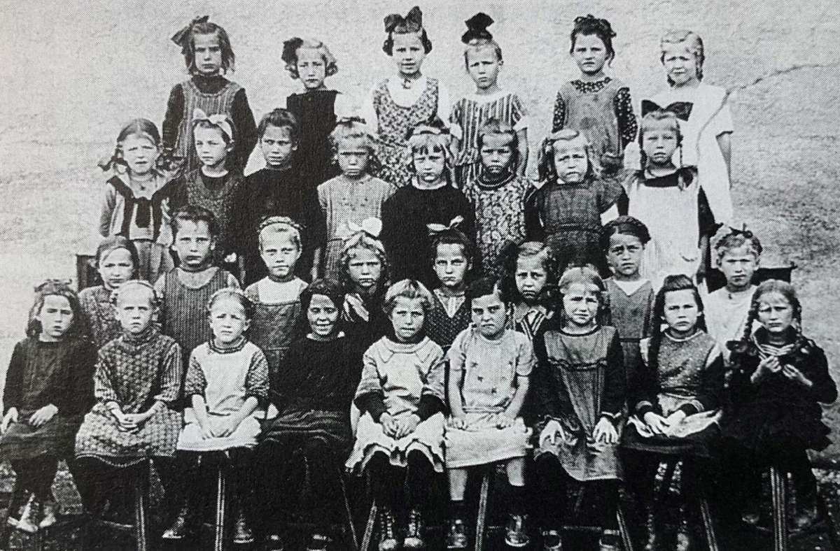 Klassenfoto vor hundert Jahren: 1923 eröffnete die Stadt Kornwestheim ihre neue Grundschule.
