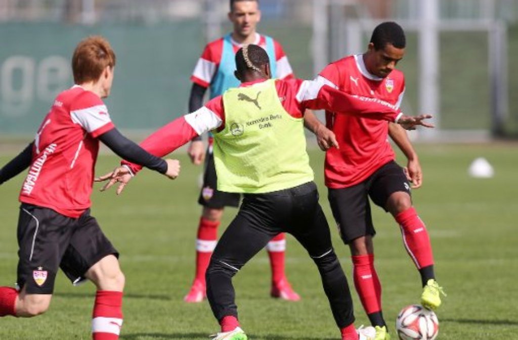 Beim VfB-Training hat Daniel Didavi (rechts) am Mittwoch das volle Programm mitgemacht. Gut möglich also, dass der 25 Jahre alte Offensivmann bereits am Samstag in Augsburg im Kader steht.