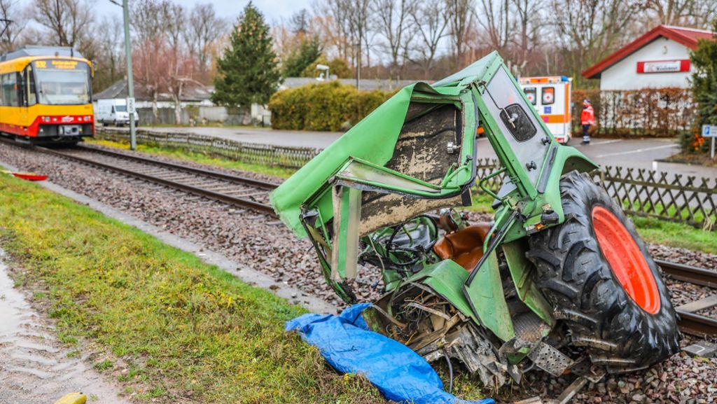 Tödlicher Unfall in Kraichtal: Traktor bei Unfall mit Straßenbahn komplett zerstört