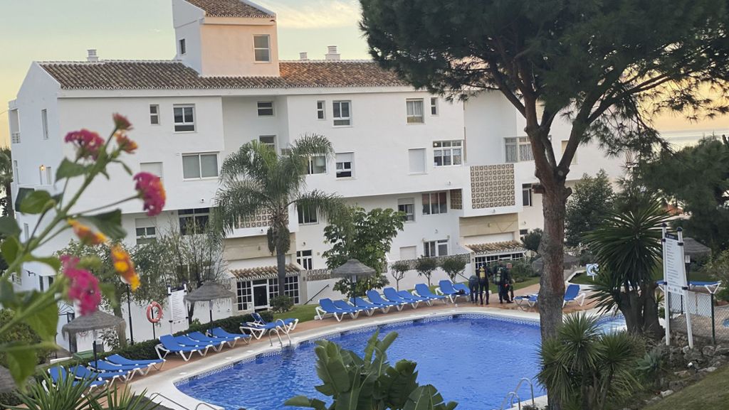  An Heiligabend kommen ein Vater und zwei Kinder bei einem Badeunfall im Hotelpool an der Costa del Sol ums Leben. Alles deutet auf fehlende Schwimmkenntnisse hin, doch die Mutter der Familie bestreitet das. 