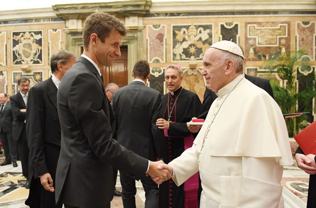 Thomas Müller gibt Papst Franziskus die Hand.