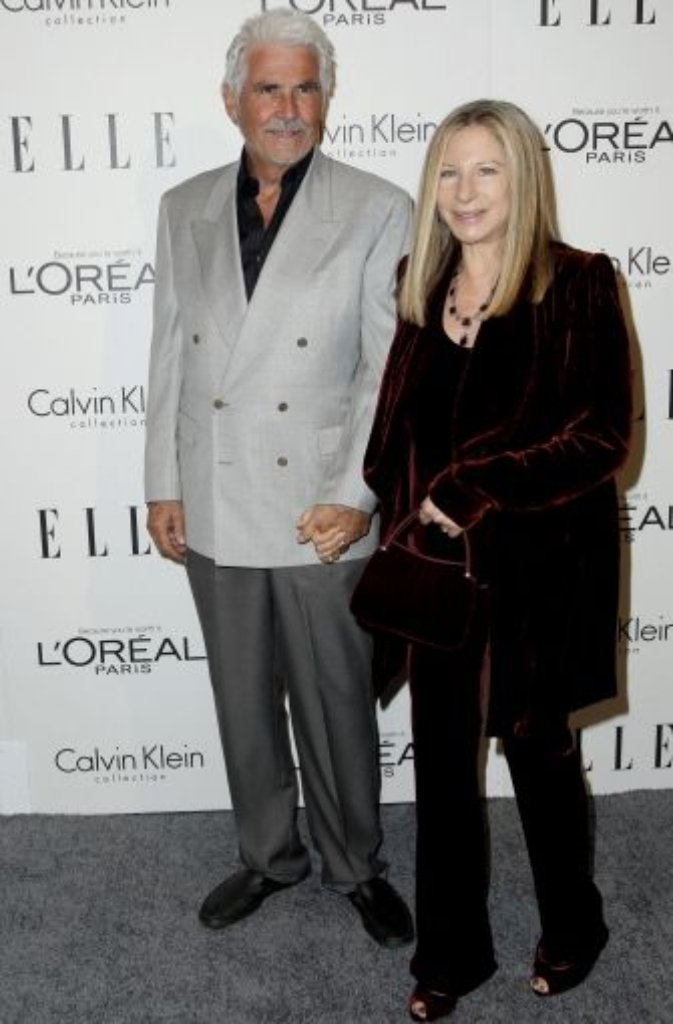 Die Sängerin Barbra Streisand hatte ihren Ehemann James Brolin mitgebracht und..