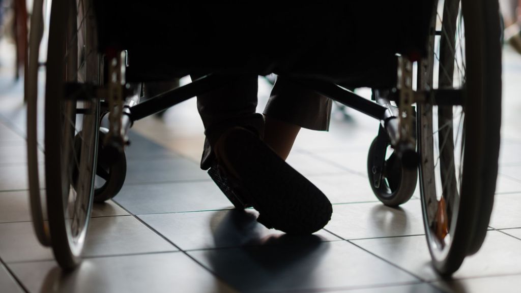 Verfahren eingeleitet: Wolfsburger fällt betrunken aus seinem Rollstuhl