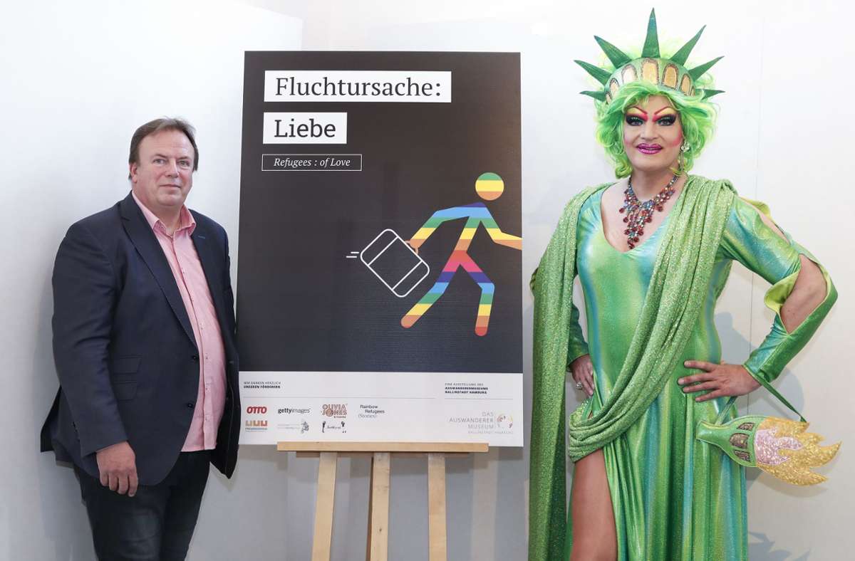 Die Schirmherrin der Ausstellung Olivia Jones mit dem Leiter des Museums Ballinstadt Volker Reimers.