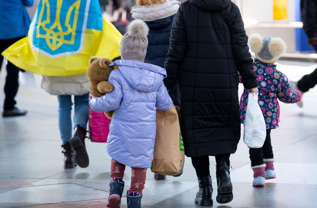 Ukrainische Flüchtlinge mit Kindern bei ihrer Ankunft in München.