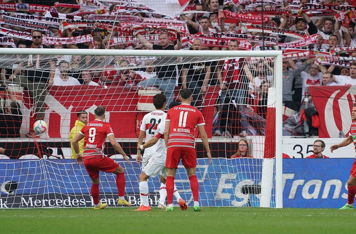 Lange dauert es nicht, bis es im Kasten von Florian Müller klingelt: In der 4. Minute trifft Florian Niederlechner zum 1:0 ...