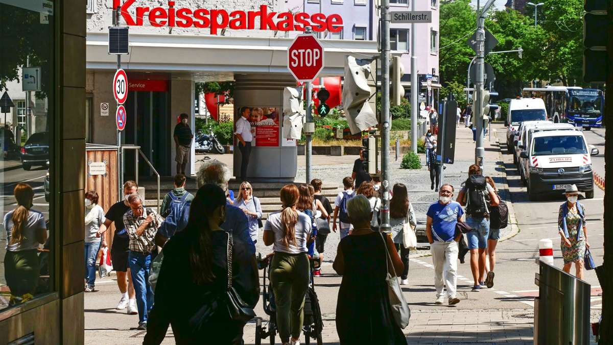  Die Achse vom Ludwigsburger Bahnhof in die Innenstadt ist seit Jahren ein Zankapfel der Politik. Nun wagt eine Initiative für Fußgänger einen neuen Vorstoß. Dabei diskutiert die Politik längst neue Tempolimits. 