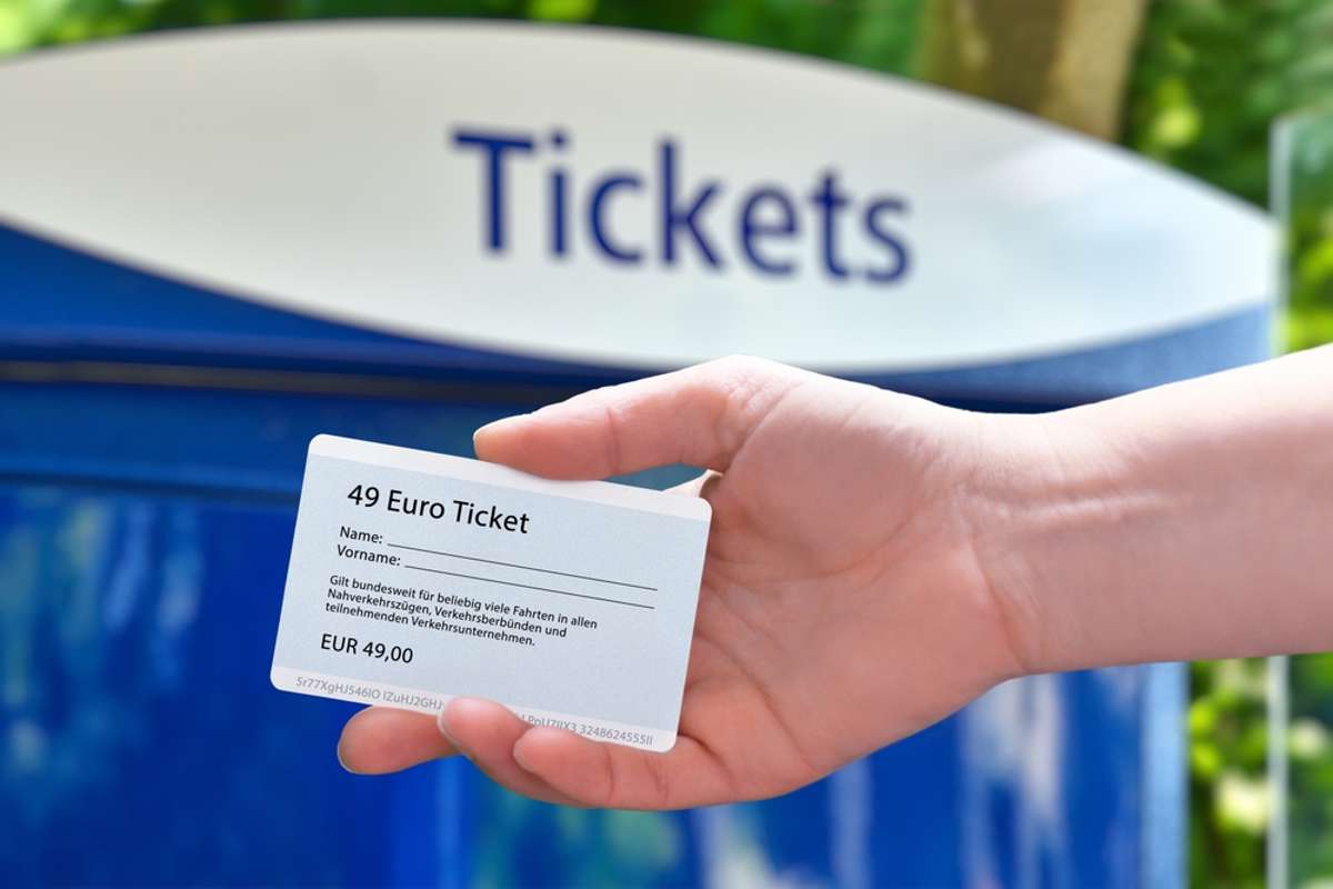 Gibt es das Ticket auch in Papierform? Foto: Firn / shutterstock.com